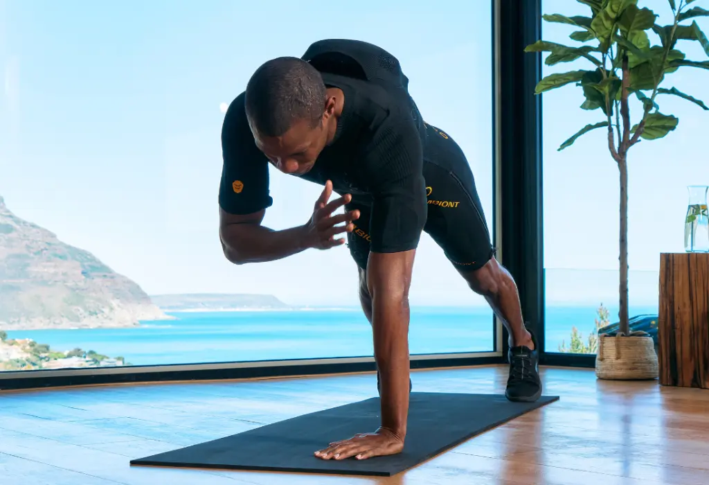 Achieving goals with EMS training in Cape Town A man in an EMS suit performs a plank exercise and uses EMS training in Cape Town to achieve his fitness goals.